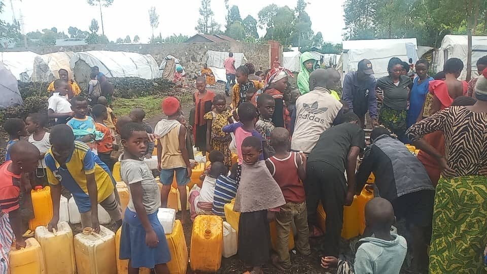 Collecting water amid displacement