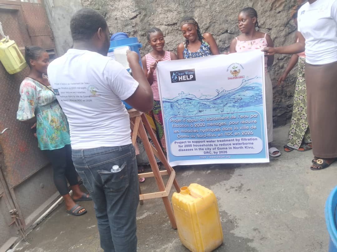 A PALPER staff member explains the shared filter to families in Goma, DR Congo